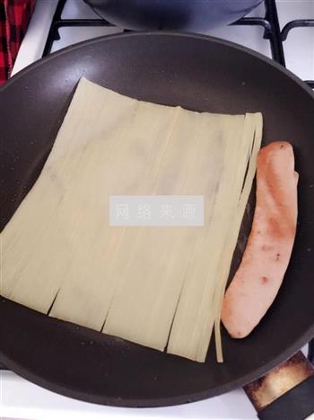 街边美食烤冷面怎么做，街边美食烤冷面怎么做好吃，街边美食烤冷面做法